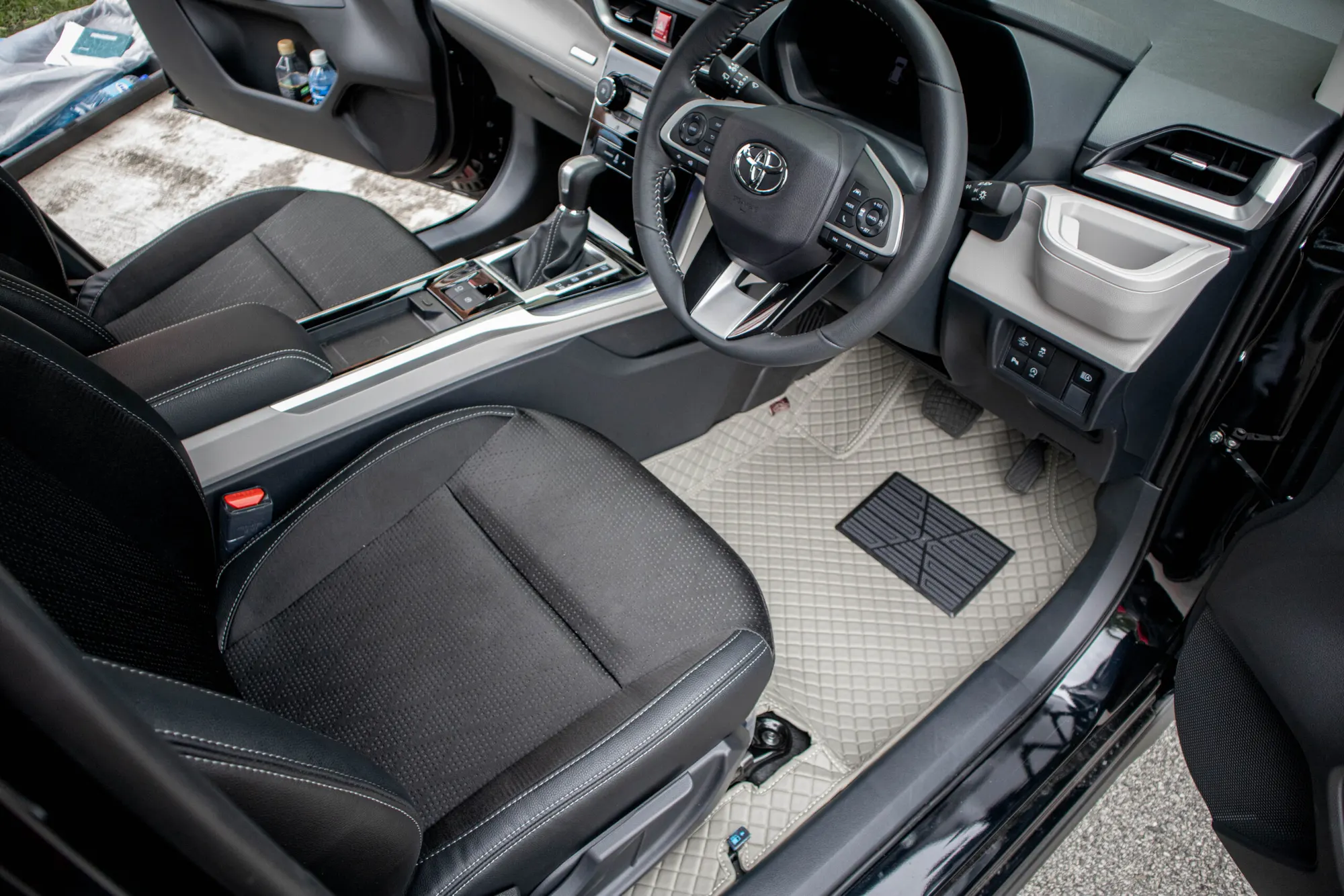 Seven-seater front row with grey 3D car mats