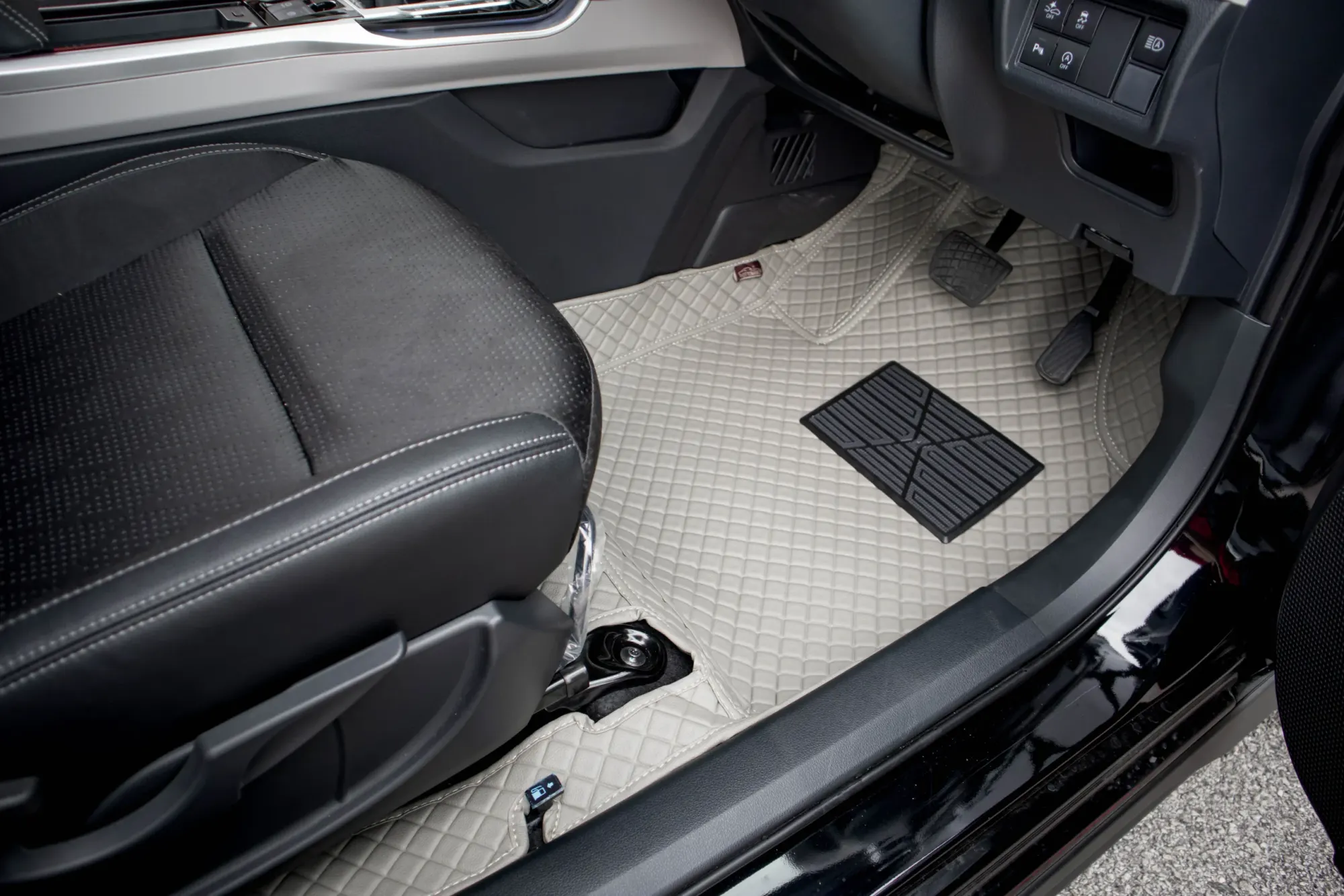 Seven-seater driver's footwell with a grey 3D car mat