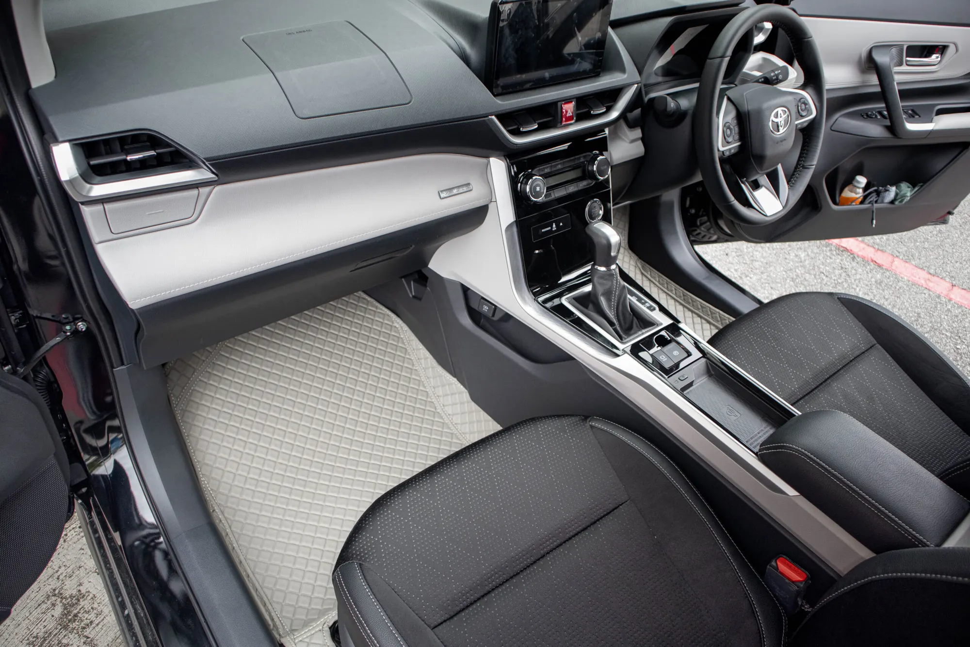 Seven-seater dashboard and front footwells with grey 3D car mats