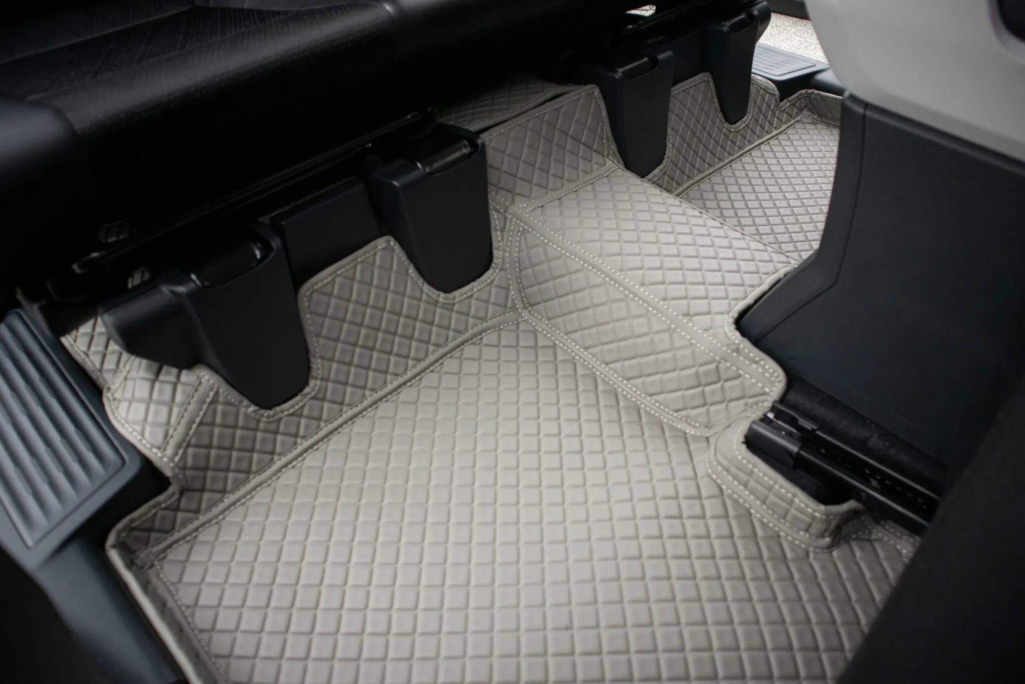 Seven-seater middle floor with a grey 3D car mat