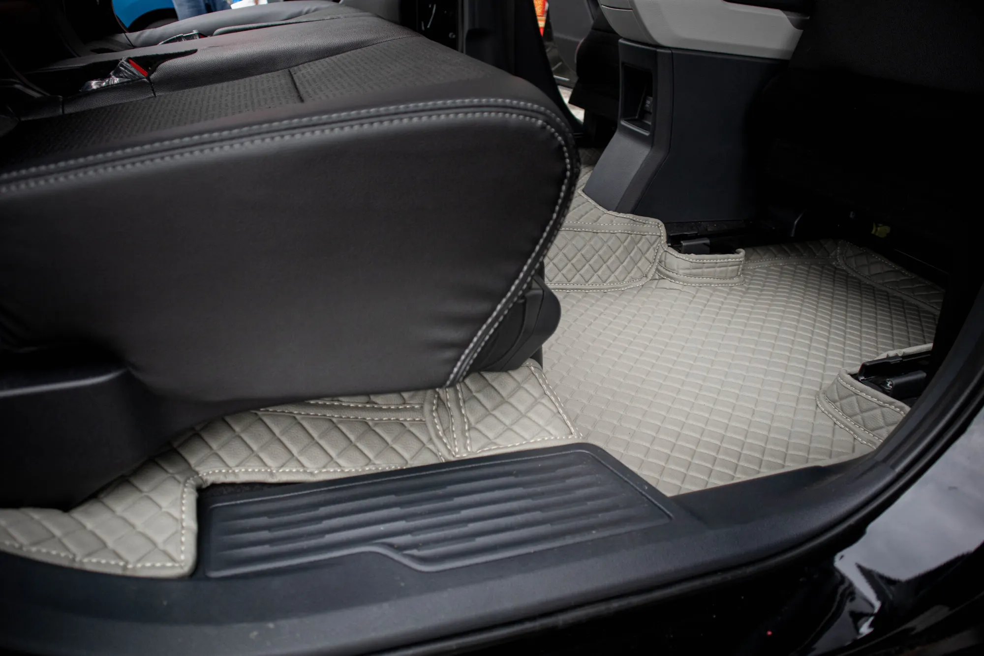Seven-seater third-row floor with a grey 3D car mat