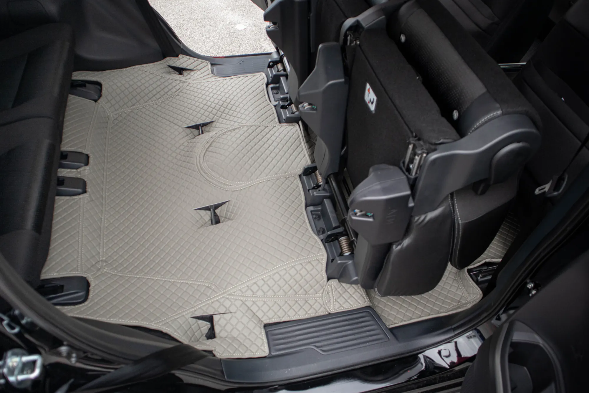 Seven-seater with the rear seats folded, grey 3D car mat underneath