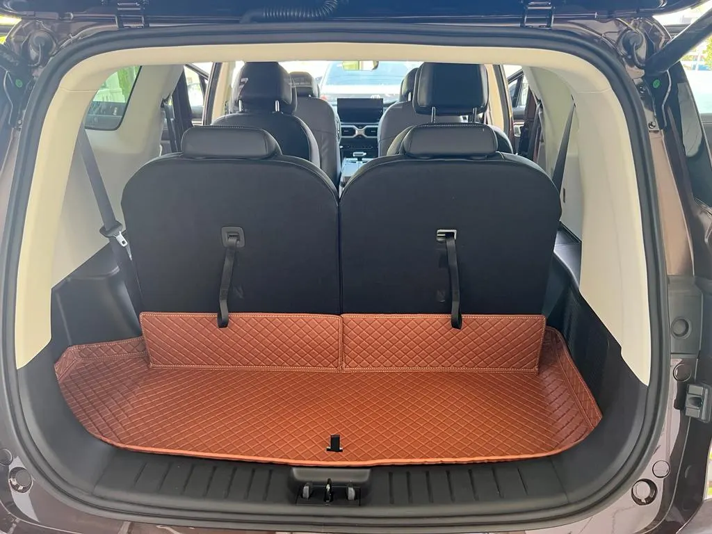 Seven-seater boot behind the third row, lined with a tan 3D mat