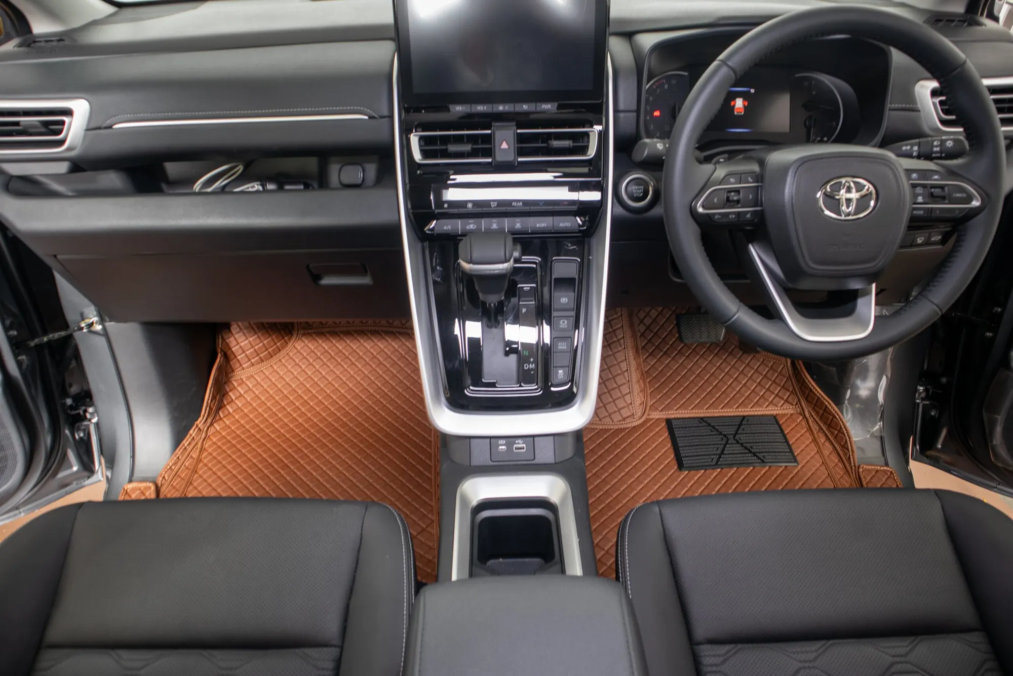 Seven-seater dashboard and front row with tan 3D car mats