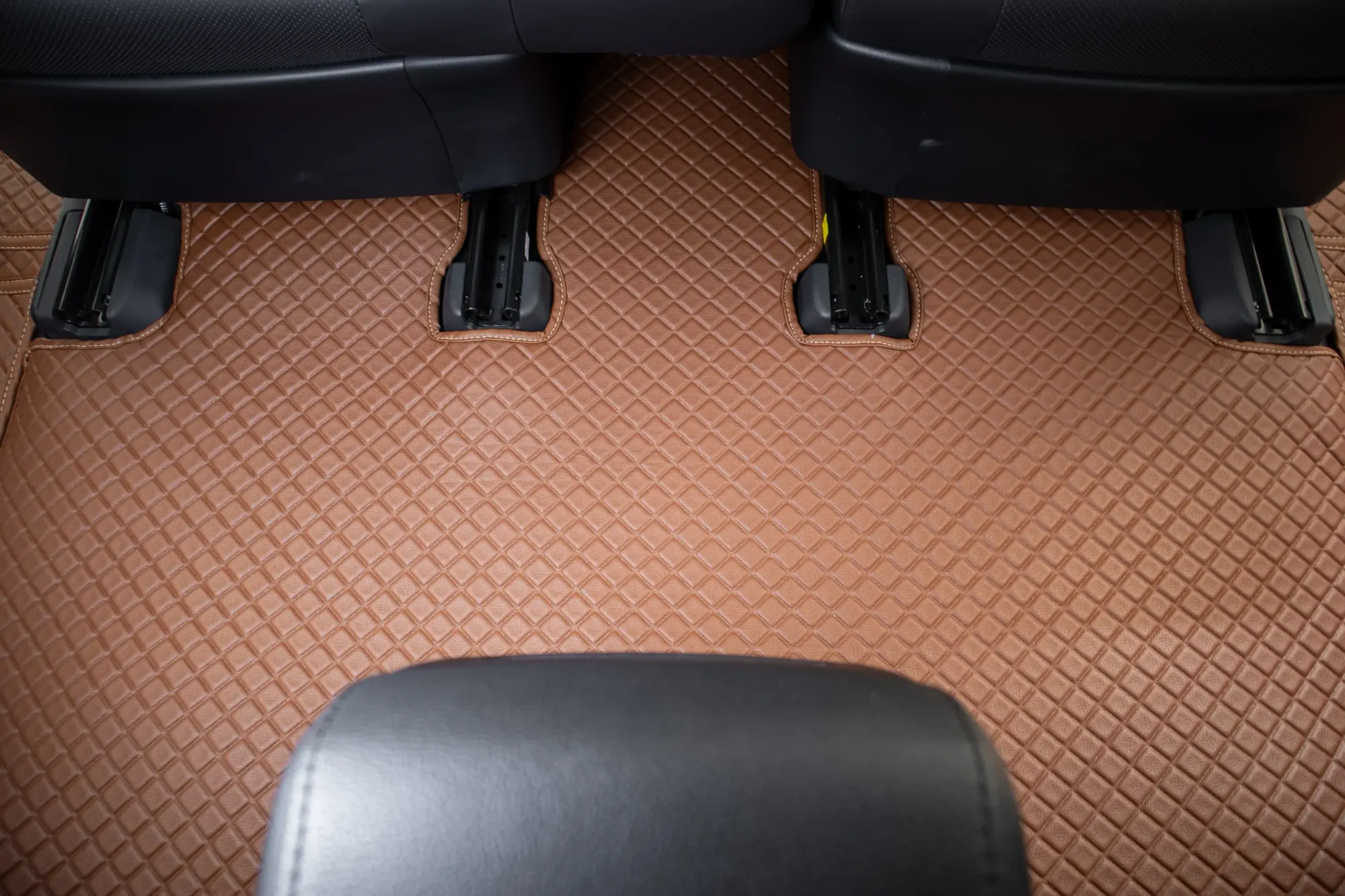 Second-row floor of a seven-seater with a tan 3D car mat