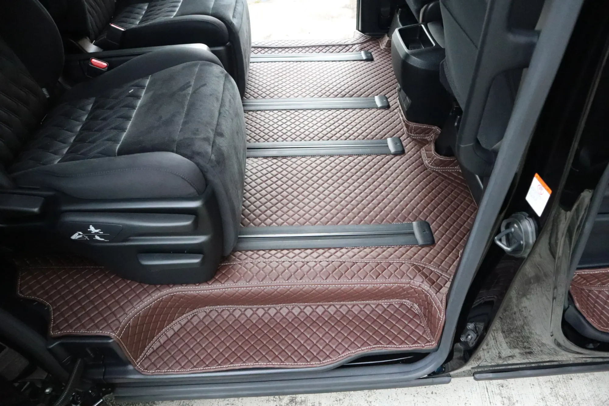 MPV second-row captain seat with a brown 3D car mat