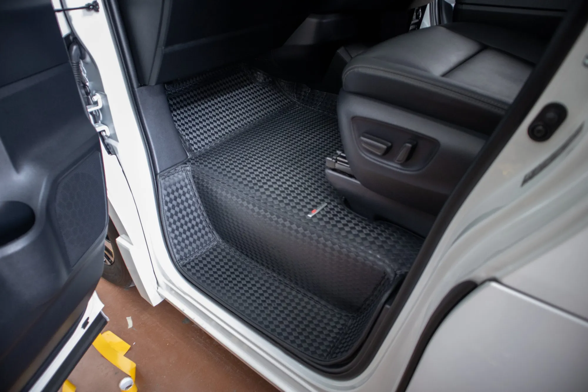 Large MPV sliding-door step with a black 3D car mat