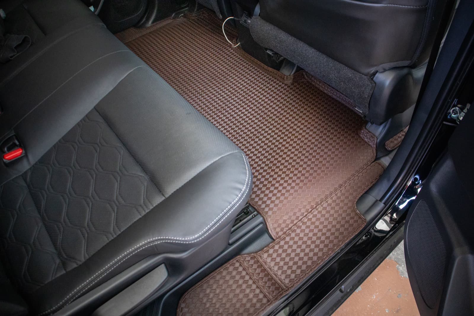Toyota Innova with Ottoman custom-fit seat covers and 3D car mats