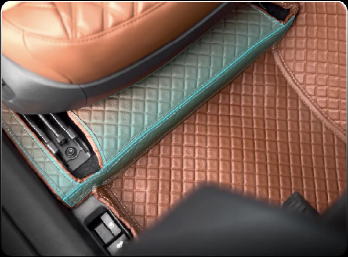 Centre tunnel covered by a 3D mat between the seats