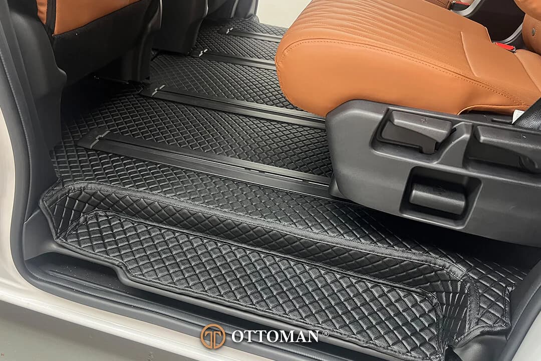 Second-row walkway fitted with Classic Series 3D car mats in Black