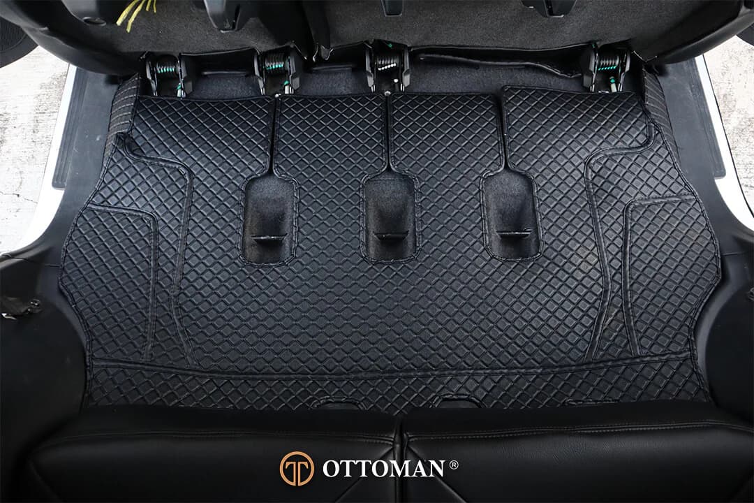 Third-row floor fitted with Classic Series 3D car mats in Black