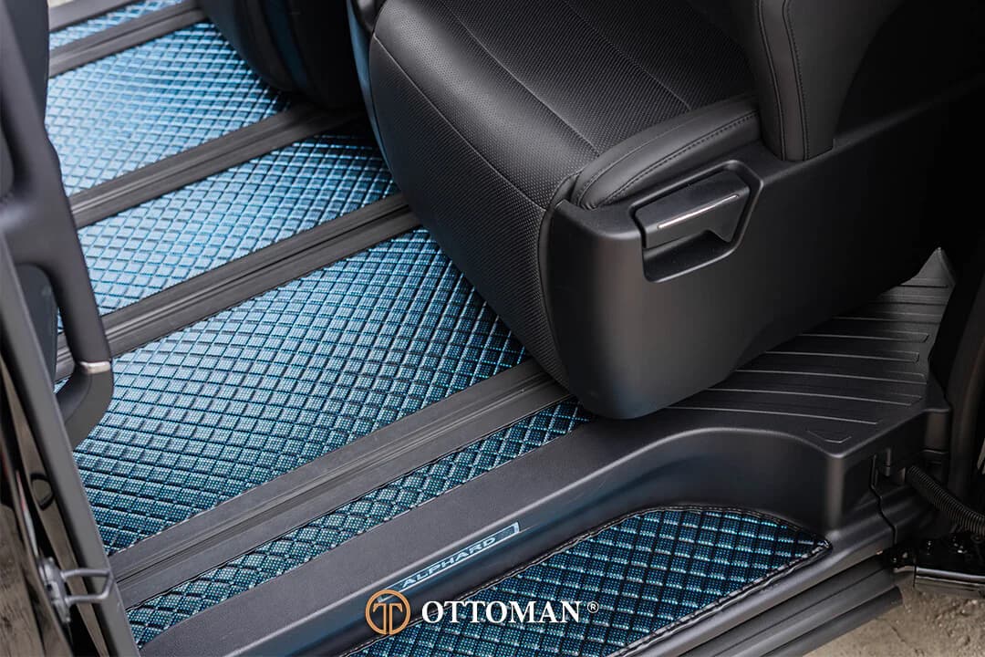 Second-row walkway fitted with Galaxy Series 3D car mats in Blue
